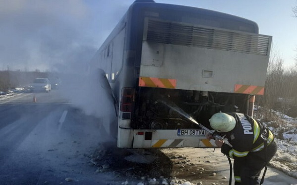 Un incendiu a cuprins un autobuz în care se aflau 20 de elevi, pe DN 76 / Toate persoanele din autobuz s-au autoevacuat