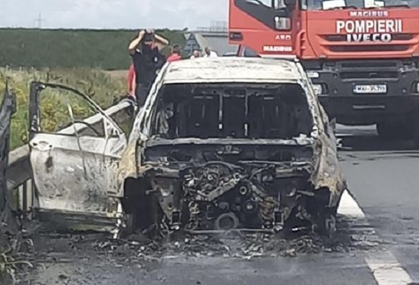 Mașină făcută scrum pe autostrada Arad – Timișoara