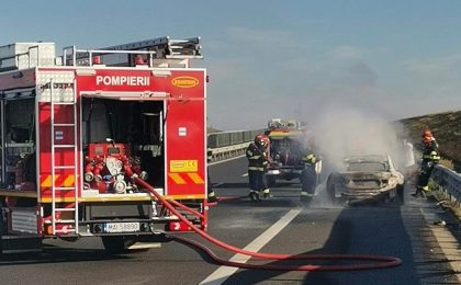Autoturism în flăcări, pe autostrada Timișoara - Lugoj. Trafic dat peste cap