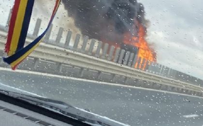 Maşină în flăcări pe autostrada A1, spre Timişoara