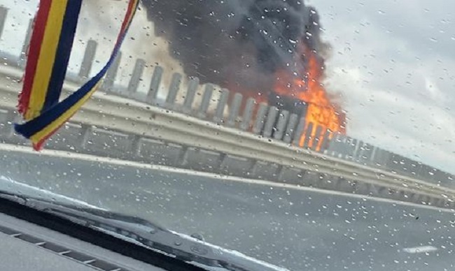 Maşină în flăcări pe autostrada A1, spre Timişoara