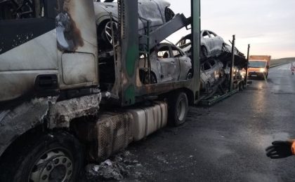 Grozăvie pe Autostrada A1, în vestul ţării. 8 maşini au fost mistuite de flăcări. Cum s-a produs incendiul (foto)