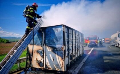 Incendiu violent pe autostrada A1, sensul de mers Timişoara - Deva (video) 5 Incendiu violent pe autostrada A1, sensul de mers Timişoara - Deva