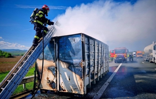 Incendiu violent pe autostrada A1, sensul de mers Timişoara - Deva