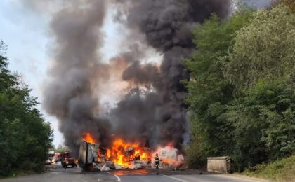 Drum blocat în vestul țării, după ce un autotren a luat foc