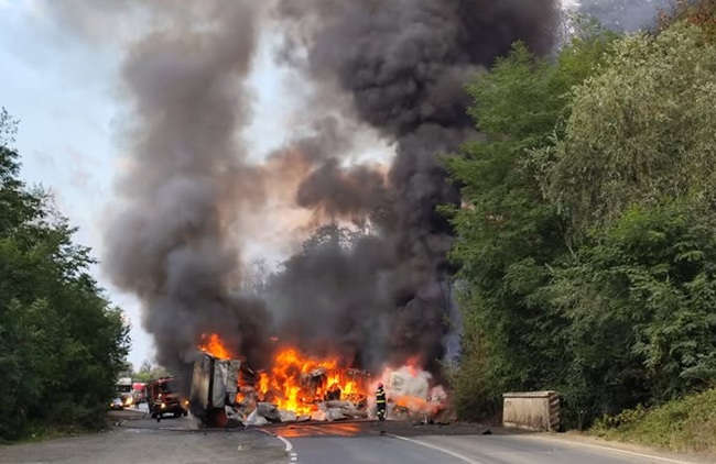 Drum blocat în vestul țării, după ce un autotren a luat foc