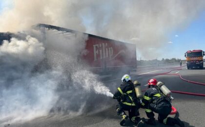 Un autotren a luat foc pe autostrada A1 Timişoara - Deva. Trafic îngreunat