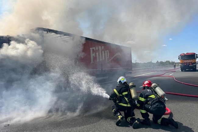 Un autotren a luat foc pe autostrada A1 Timişoara - Deva. Trafic îngreunat 1 Un autotren a luat foc pe autostrada A1 Timişoara - Deva. Trafic îngreunat