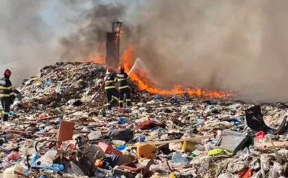 Incendiu cu degajări mari de fum toxic la o groapă de gunoi. Mesaj RO-Alert. Video