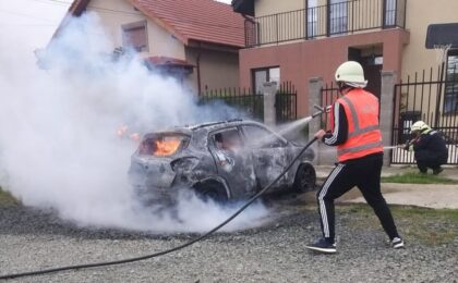 O mașină electrică a luat foc în Beregsău Mare. A ars în întregime