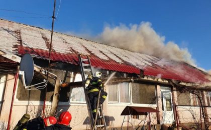 O casă a fost cuprinsă de flăcări la Beregsău Mic, iar o mașină a ars ca o torță pe autostrada A1 (foto)