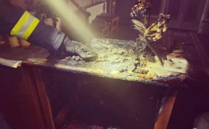 Incendiu la o biserică, din cauza unei lumânări aprinse