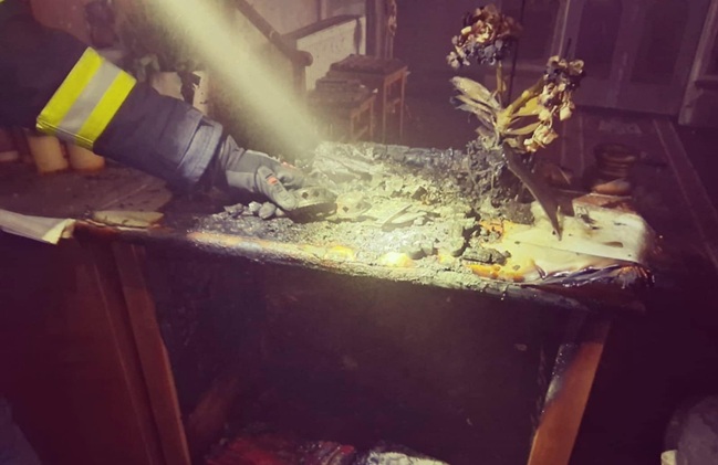 Incendiu la o biserică, din cauza unei lumânări aprinse