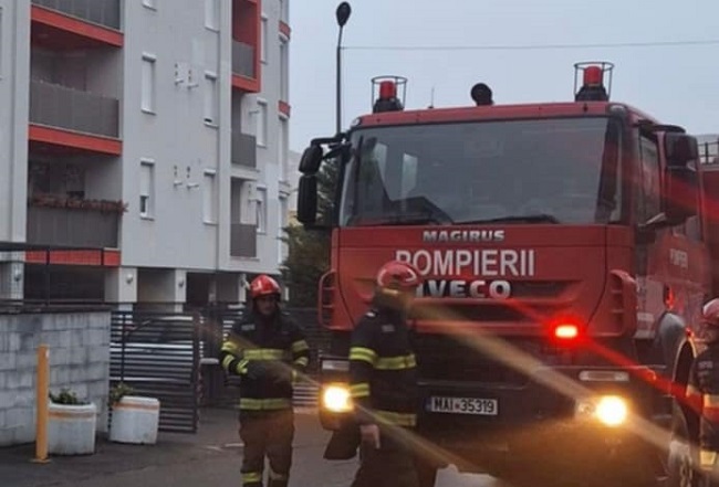 Incendiu într-un bloc cu zece etaje din Arad