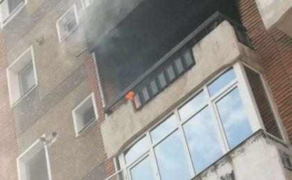 Incendiu într-un bloc. Două persoane au fost intoxicate cu fum