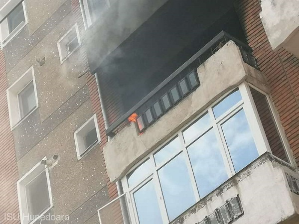 Incendiu într-un bloc. Două persoane au fost intoxicate cu fum