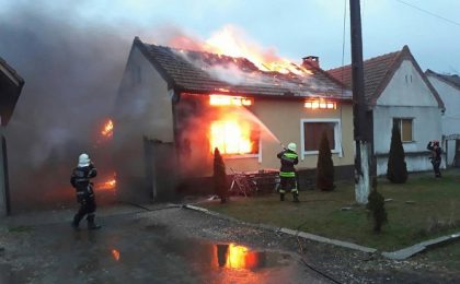 Casă distrusă de un incendiu, într-o localitate din Timiş
