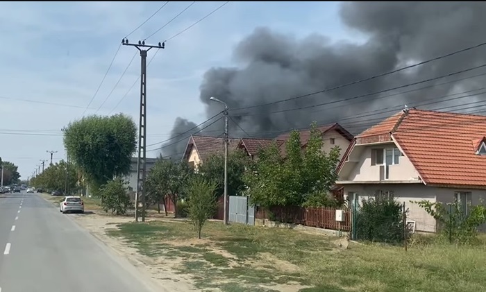 Acoperișurile a două case și patru mașini dintr-un garaj au ars pe Calea Urseni. Pompierii au evacuat butelii de acetilenă, GPL și oxigen