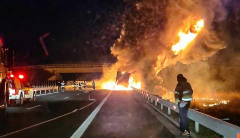 Panică pe autostradă! Flăcări uriaşe, în apropiere de Timişoara