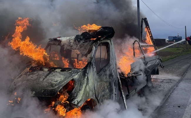 Mașină distrusă într-un incendiu teribil, pe DN6