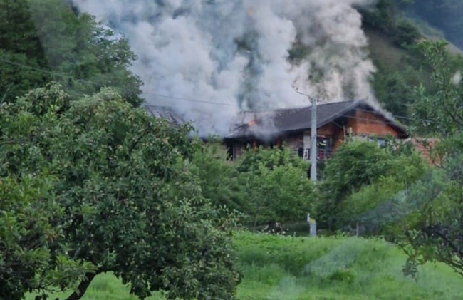 Acoperişul unei case, distrus de un incendiu violent 1 Acoperişul unei case, distrus de un incendiu violent