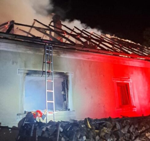 Casă mistuită de flăcări. Un bărbat a murit în incendiu