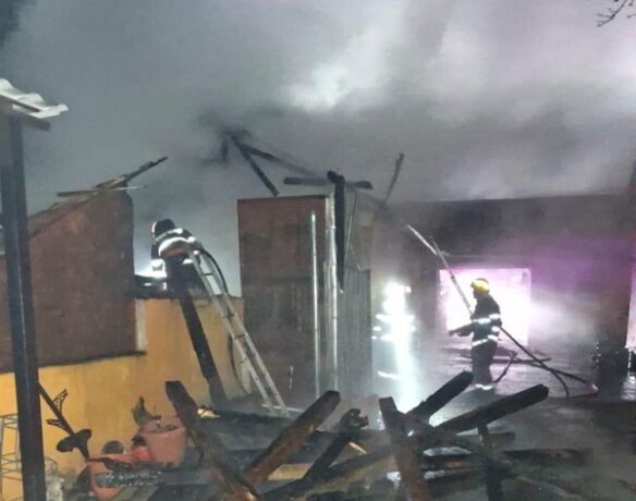 Incendiu puternic în vestul ţării, provocat de un scurtcircuit