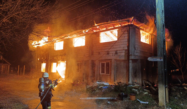 Casă mistuită de flăcări