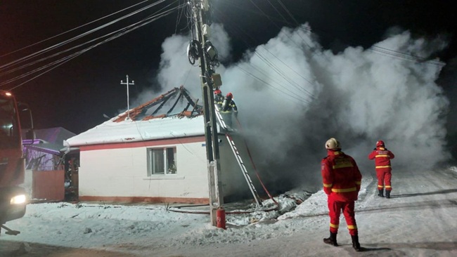 Incendiu violent la o casă, acoperișul a ars