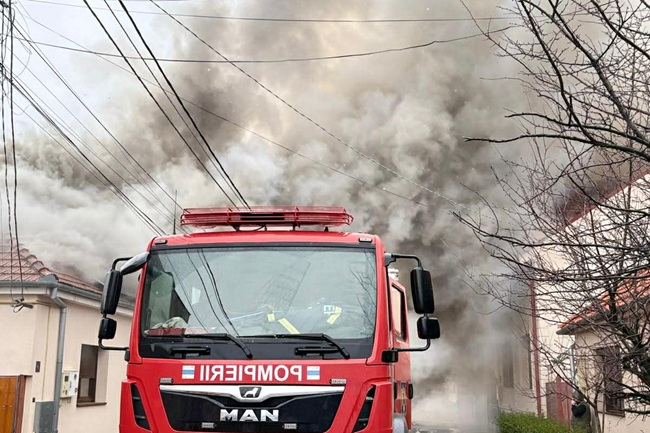 Incendiu puternic la o casă, flăcările au cuprins tot acoperișul