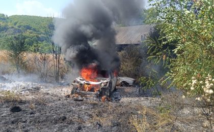 Două mașini au ars în urma unui incendiu de vegetație 4 Două mașini au ars în urma unui incendiu de vegetație