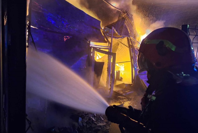 Incendiu puternic la Dumbrăvița. Pompierii au intervenit cu 7 autospeciale, o autoscară și un echipaj SMURD
