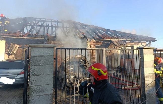 Incendiu teribil aproape de Timișoara. Două locuințe de tip duplex, în flăcări (foto)