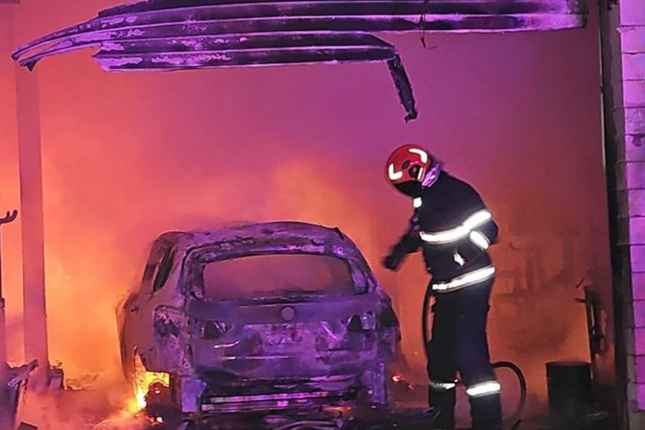 O mașină și un garaj, distruse de flăcări. Salvatorii au scos la timp trei butelii cu gaz