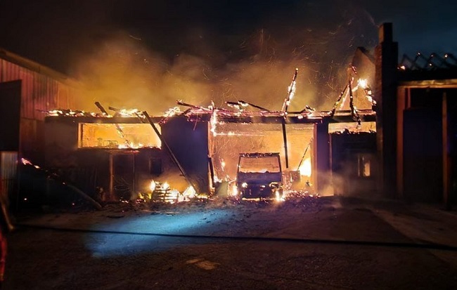 Incendiu teribil în Gottlob: o mașină parcată a luat foc, apoi flăcările s-au extins la casă