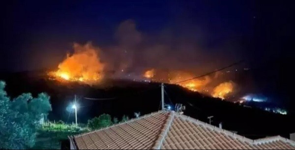 Incendiu uriaș în Grecia, pe a 2-a cea mai mare insulă, o localitate evacuată