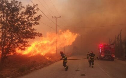 Două mari incendii au izbucnit la sud și vest de Atena, pompierii români participă la stingerea focului