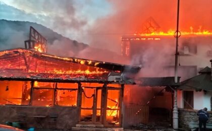 Un motel și un restaurant au ars la Băile Herculane. Foto