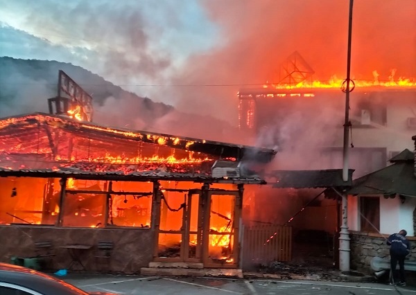 Un motel și un restaurant au ars la Băile Herculane. Foto