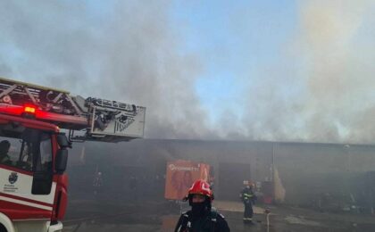 Incendiu la o hală de depozitare din județul Timiș