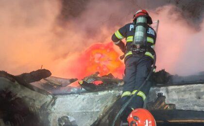 Incendiu puternic în județul Hunedoara: intervenție de aproape șase ore a pompierilor