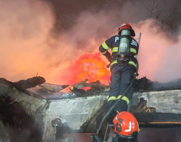 Incendiu puternic în județul Hunedoara: intervenție de aproape șase ore a pompierilor 1 Incendiu puternic în județul Hunedoara: intervenție de aproape șase ore a pompierilor