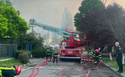 Incendiu puternic în municipiul Hunedoara. Focul a afectat o clădire administrativă, o hală şi deşeuri plastice aflate pe o suprafaţă de 2000 de metri pătraţi