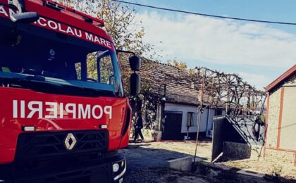 Casă cuprinsă de flăcări în Lovrin. Pompierii au scos la timp o butelie