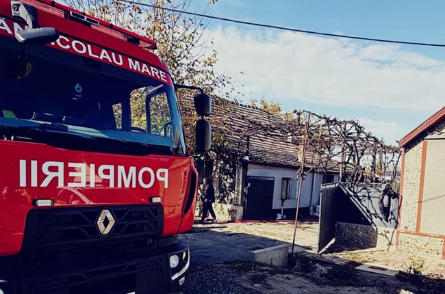 Casă cuprinsă de flăcări în Lovrin. Pompierii au scos la timp o butelie