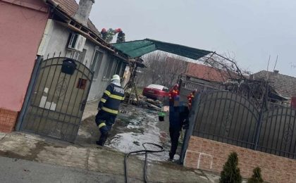 Casă din Lovrin cuprinsă de flăcări