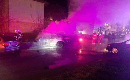 Cinci mașini au luat foc în parcare, într-o localitate din Timiș