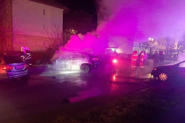 Cinci mașini au luat foc în parcare, într-o localitate din Timiș