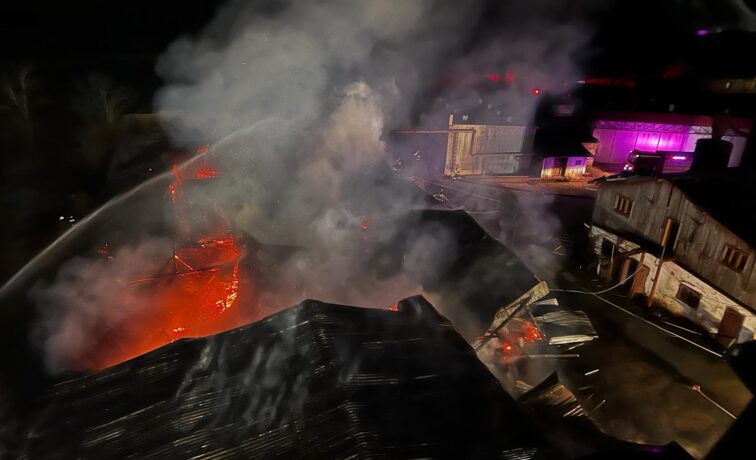 Incendiu în Lugoj. Pompierii intervin cu 5 autospeciale de stingere, o autocisternă și un echipaj SMURD