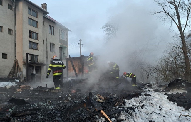 Incendiu violent: bloc evacuat, trei persoane au fost asistate medical de SMURD